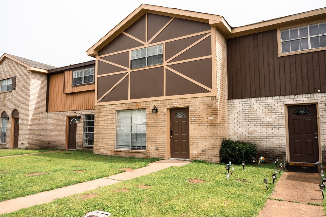 1506 Eagle Lake Rd in Sealy, TX - Building Photo