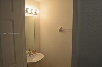 10902 NW 83rd St in Doral, FL - Building Photo - Building Photo