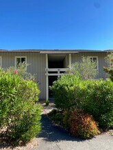 451 Via Casitas in Greenbrae, CA - Foto de edificio - Building Photo