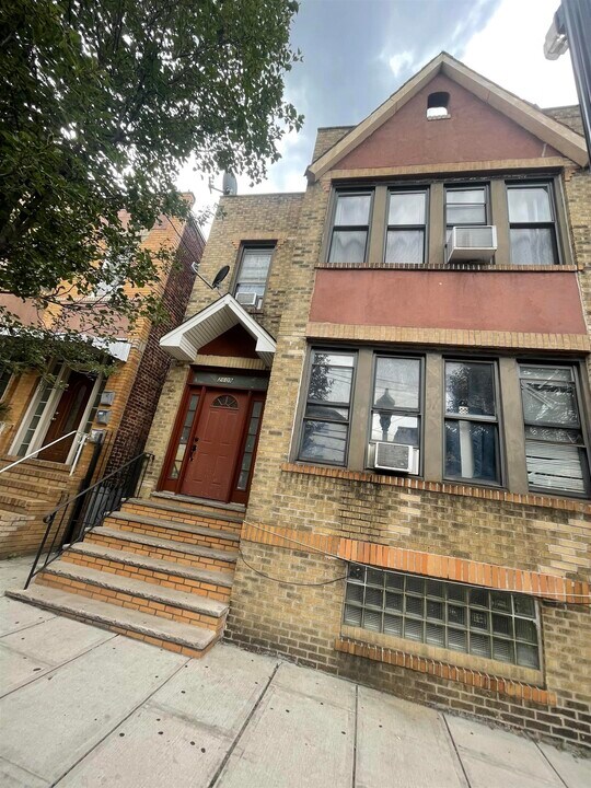 2609 Summit Ave in Union City, NJ - Building Photo
