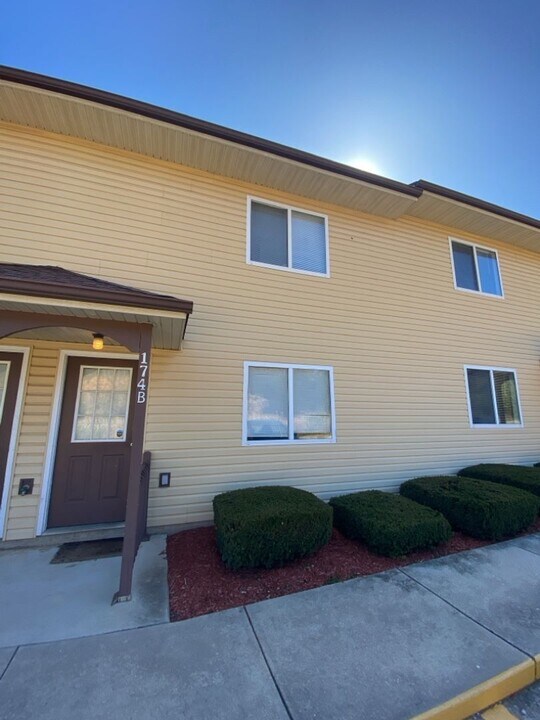 174 Vickie Lynn Ln in St. Robert, MO - Building Photo