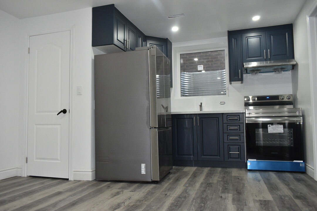 87 Monarch Woods Dr in Kitchener, ON - Building Photo