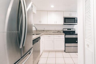 9330 Lagoon Pl in Davie, FL - Building Photo - Building Photo