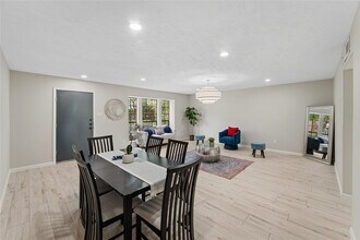 9425 Fondren Rd in Houston, TX - Building Photo - Building Photo