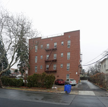 Summit House in Mount Vernon, NY - Foto de edificio - Building Photo