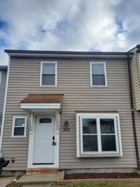 1408 Sangaree Cir in Virginia Beach, VA - Foto de edificio