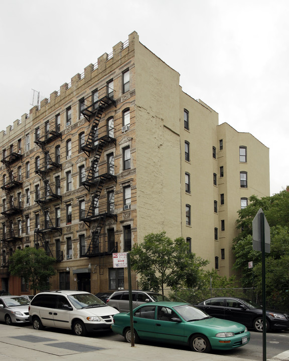 Elevator Apt. Building in New York, NY - Building Photo