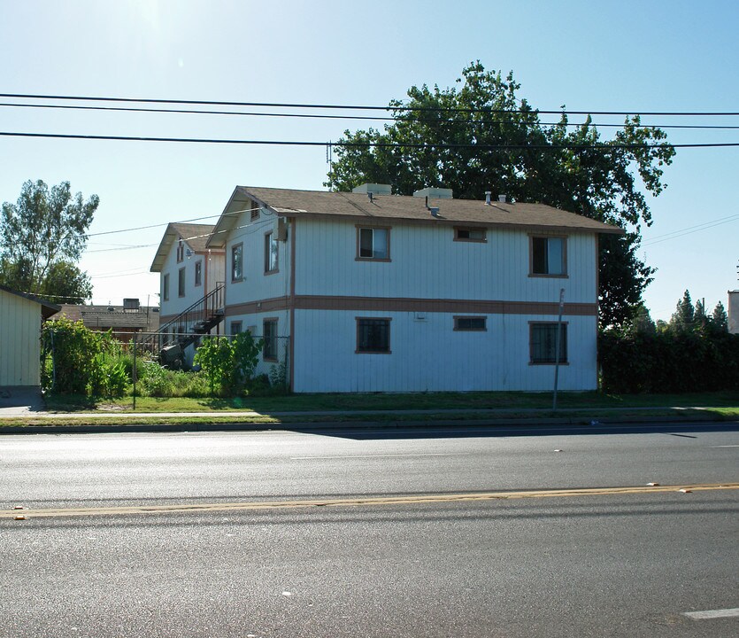 4605 E Liberty Ave in Fresno, CA - Building Photo