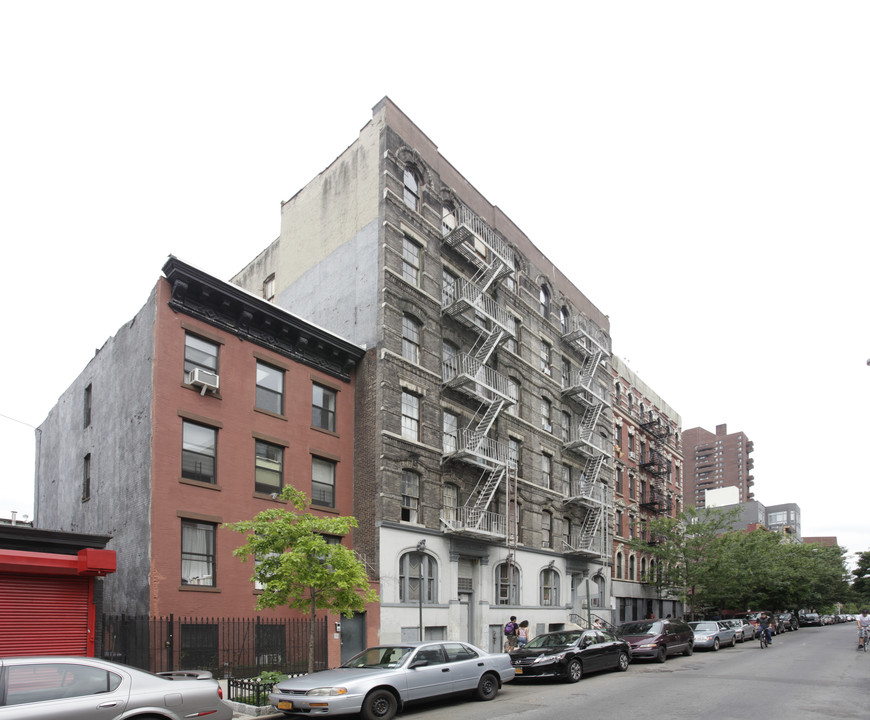 305 E 109th St in New York, NY - Building Photo