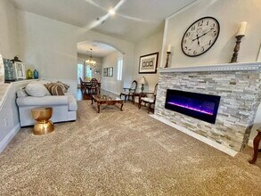 331 W Sherwood Dr in Henderson, NV - Foto de edificio - Building Photo