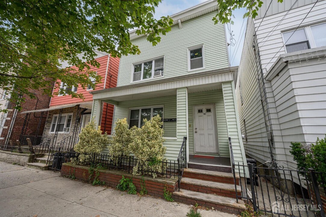 182 Avenue F in Bayonne, NJ - Building Photo