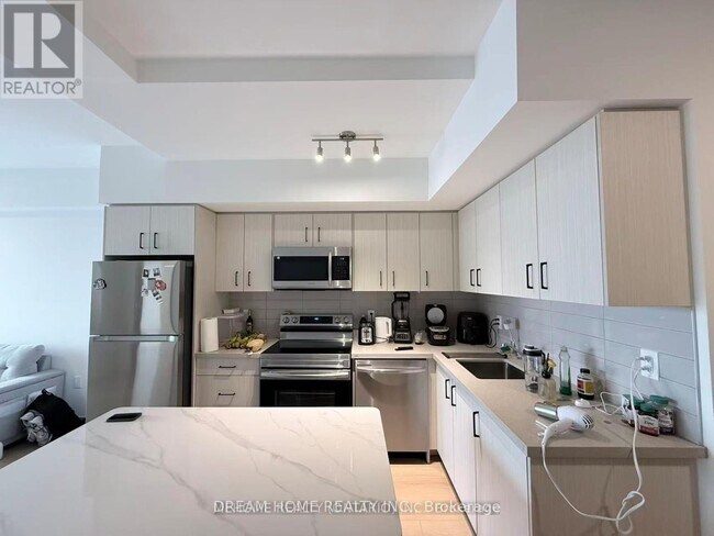 708 Sheppard Ave E in Toronto, ON - Building Photo - Building Photo