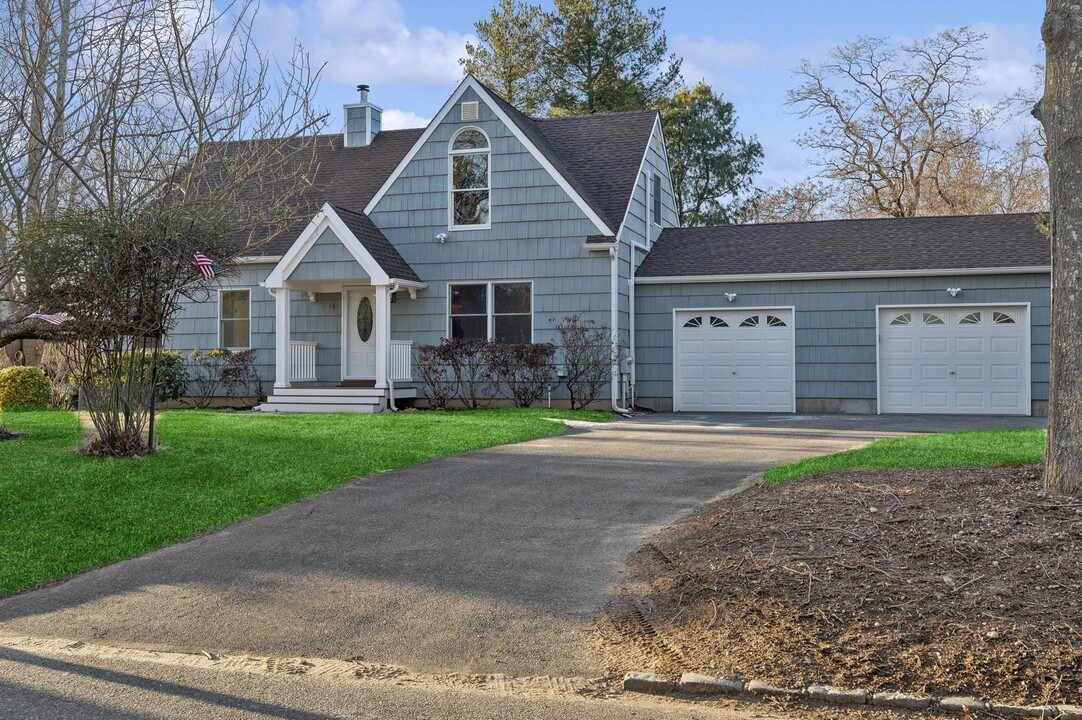 14 Eileen Cir in Riverhead, NY - Building Photo