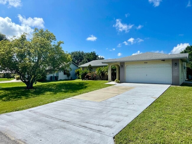 3646 Mary Ln in Sarasota, FL - Building Photo - Building Photo