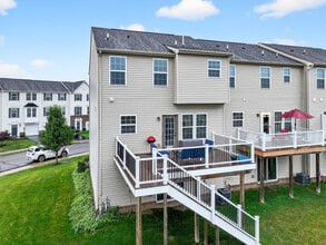 380 Sunrise Dr in Carnegie, PA - Foto de edificio - Building Photo