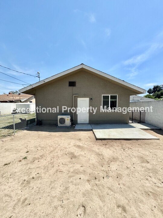246 E 27th St in San Bernardino, CA - Building Photo