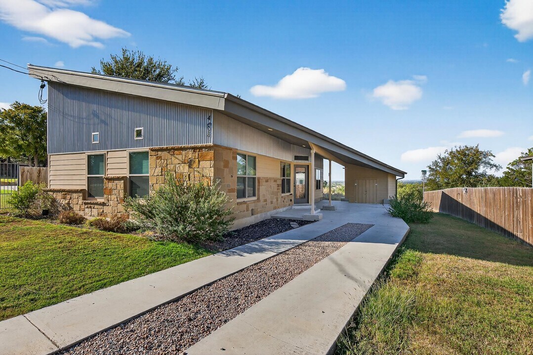 4305 Oak Park Dr in Cottonwood Shores, TX - Building Photo