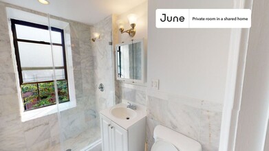 Private bedroom in 3 bed/2 bath Home in New York, NY - Building Photo - Building Photo