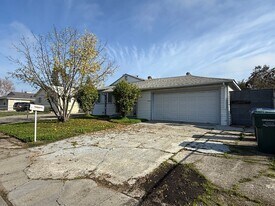 5748 San Ardo Way in North Highlands, CA - Building Photo