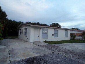 1572 W 31st St in West Palm Beach, FL - Foto de edificio - Building Photo