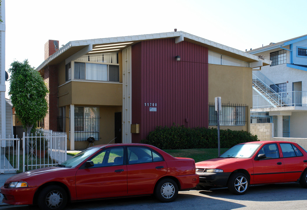 11708 Oxford Ave in Hawthorne, CA - Building Photo