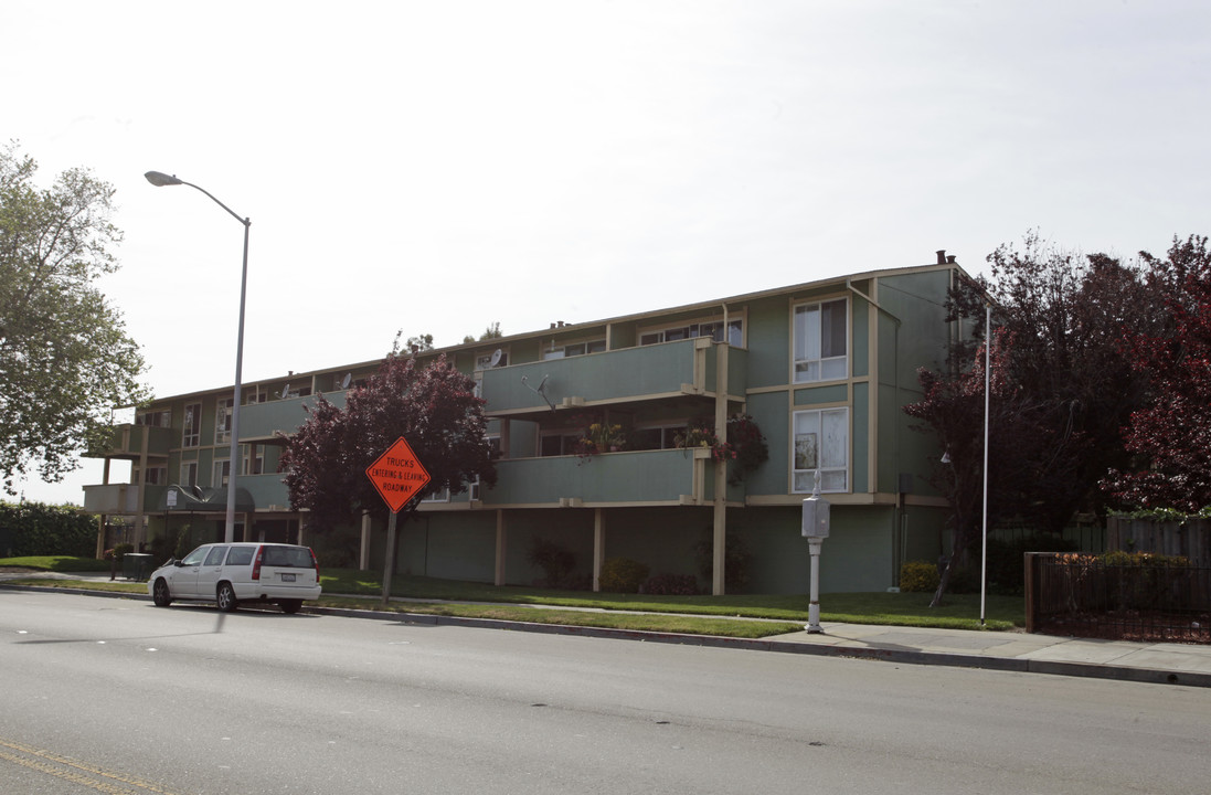 Wyndham Terrace Condominiums in Hayward, CA - Building Photo