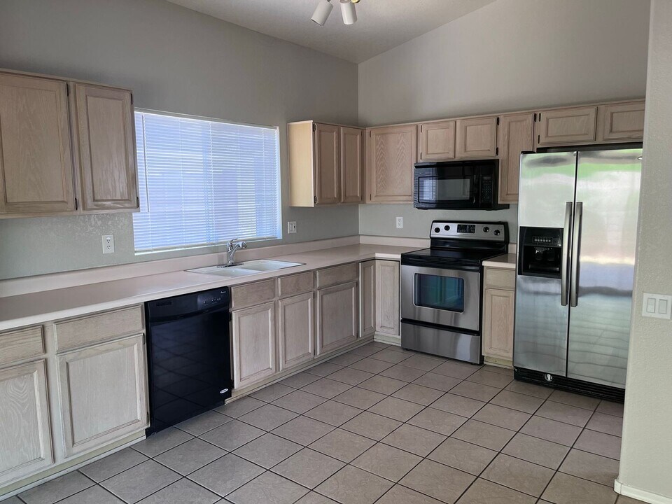 16049 S 40th Way in Phoenix, AZ - Building Photo
