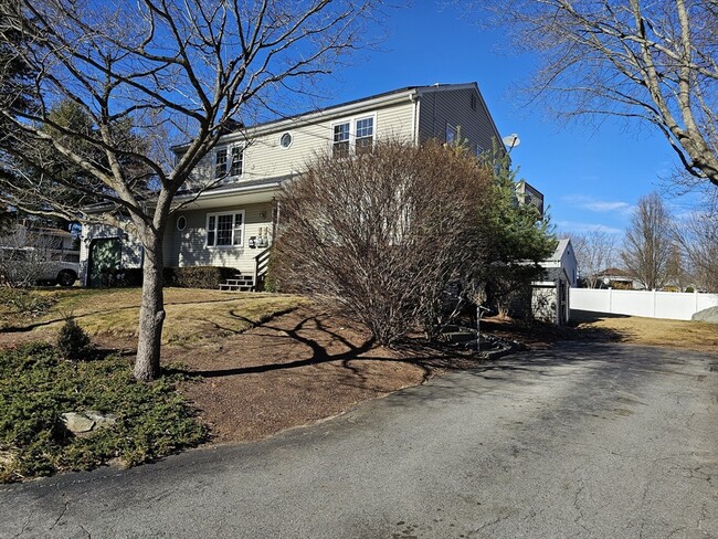 60 Orchard St in Bellingham, MA - Foto de edificio - Building Photo