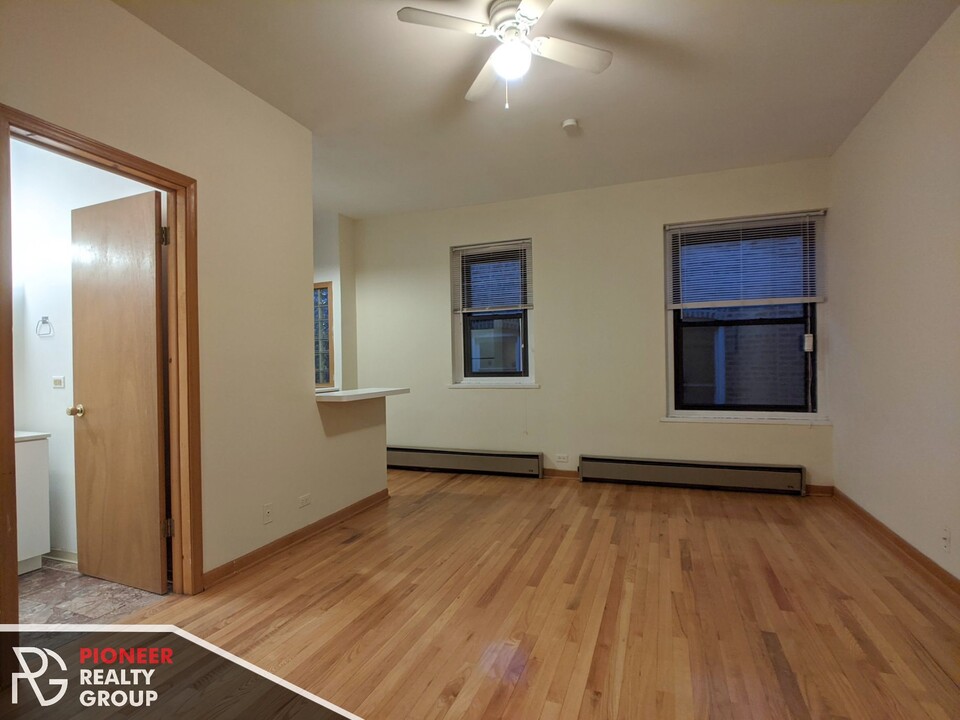 633 W Barry Ave, Unit 404 in Chicago, IL - Building Photo