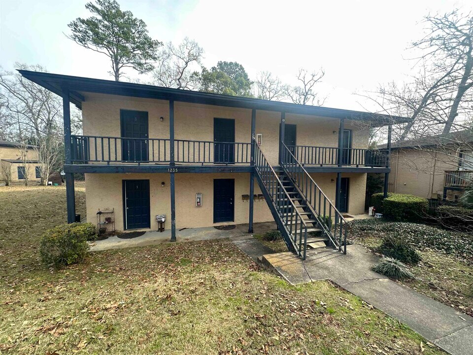 1235 Buckingham Dr in Tallahassee, FL - Building Photo