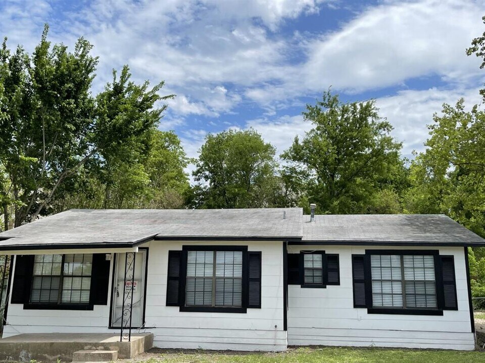 2411 Montopolis Dr in Austin, TX - Building Photo