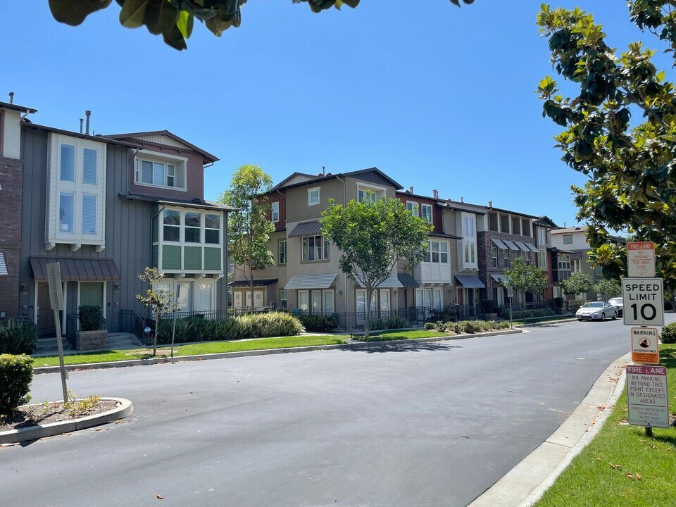 282 Tustin Field Dr in Tustin, CA - Building Photo