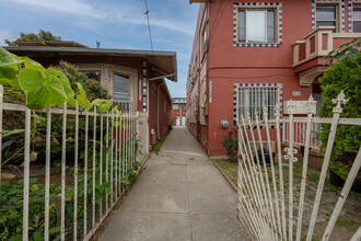 1806 S Berendo St in Los Angeles, CA - Building Photo - Building Photo