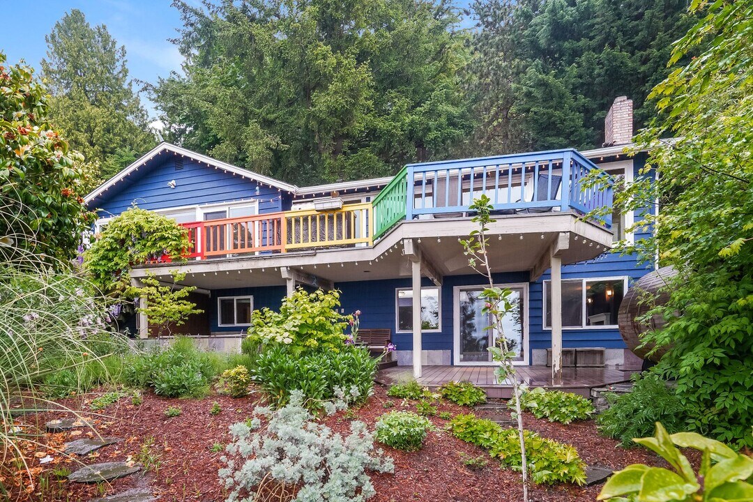 3735 58th Ave SW in Seattle, WA - Building Photo
