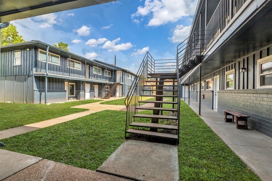 4706 Yellowstone Blvd, Unit 9 in Houston, TX - Building Photo