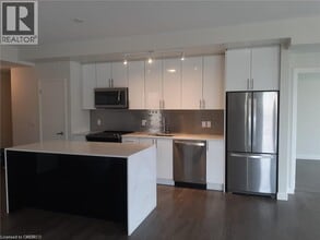 150 Sabina Dr in Oakville, ON - Building Photo - Building Photo
