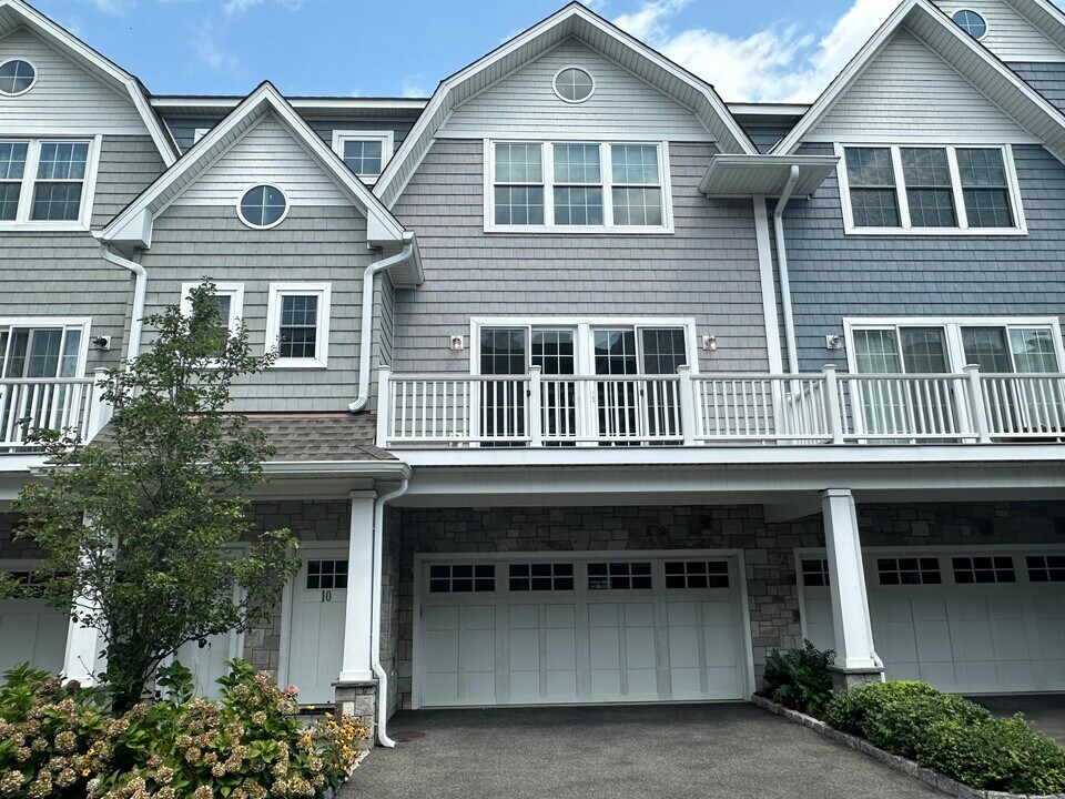 2160 Kings Hwy in Fairfield, CT - Building Photo