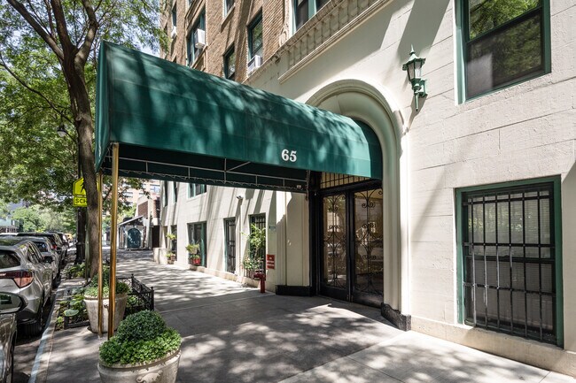 Tower West Apartments in New York, NY - Foto de edificio - Building Photo
