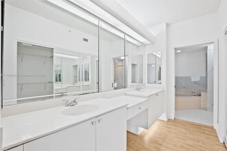 10730 NW 66th St in Doral, FL - Building Photo - Building Photo