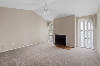 11211 Pembridge Dr in Houston, TX - Building Photo - Building Photo