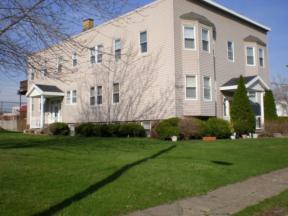 Mira Court Apartments in Cleveland, OH - Building Photo