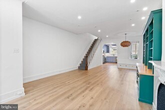 2215 Pine St in Philadelphia, PA - Building Photo - Building Photo