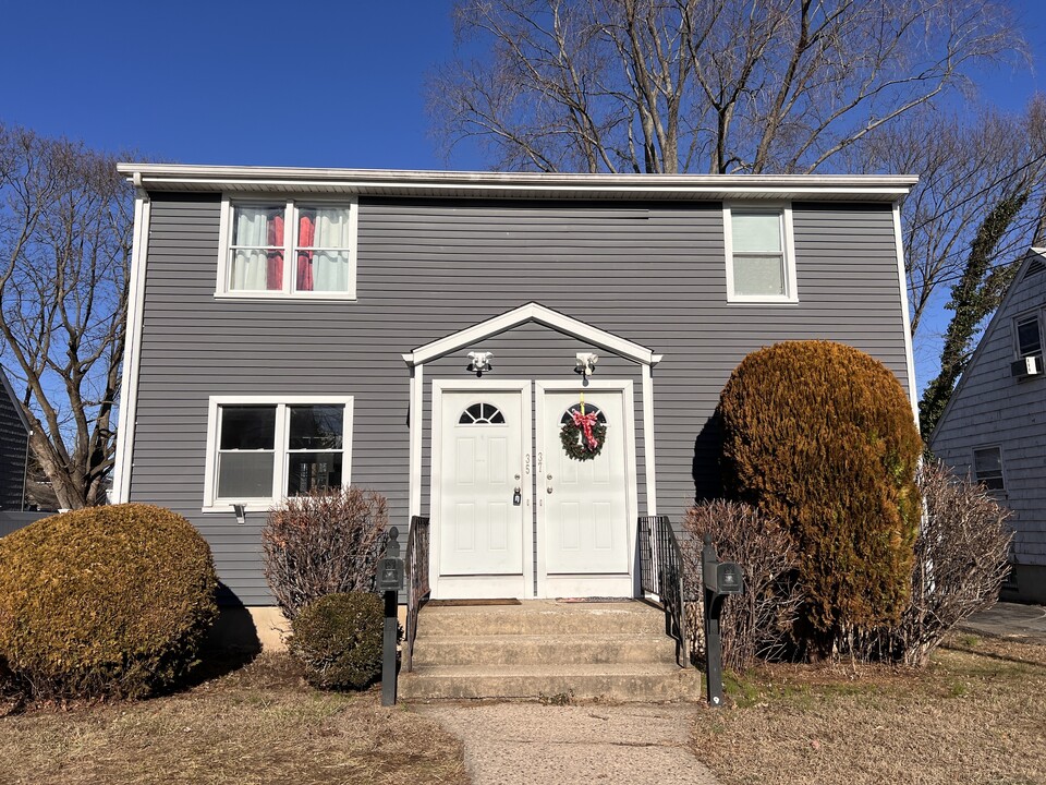 35 Yacht St in Bridgeport, CT - Building Photo