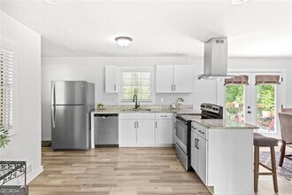 2425 Clifton Springs Rd in Decatur, GA - Building Photo - Building Photo