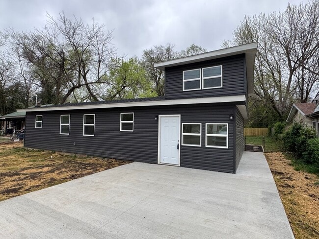 property at 2645 W Chestnut St