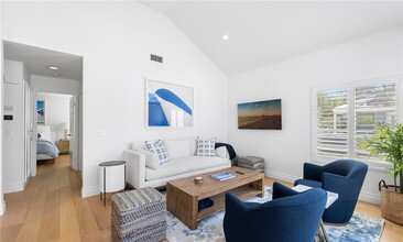 198 Hartford Dr in Newport Beach, CA - Building Photo - Building Photo
