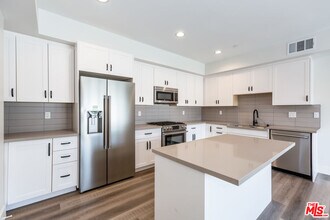 857 Hayworth Ave in Los Angeles, CA - Foto de edificio - Building Photo