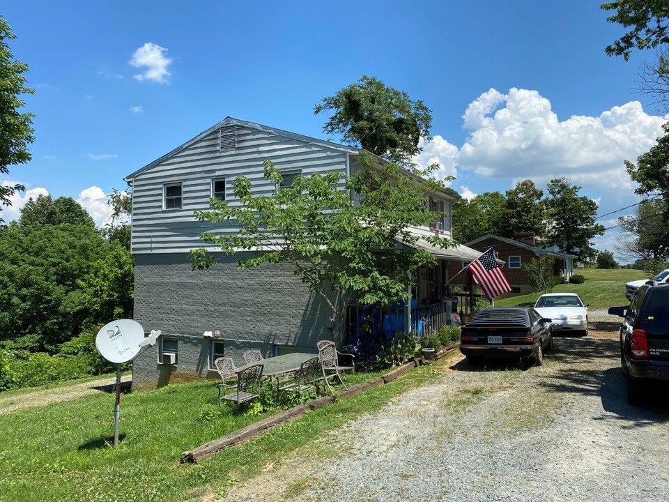 13009 Stewartsville Rd in Vinton, VA - Building Photo