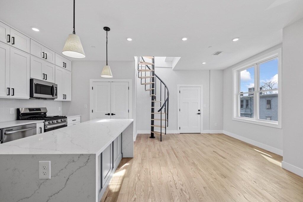 152 Marion St in Boston, MA - Building Photo