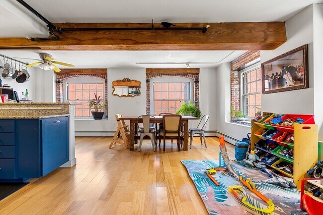 240 Jackson St in Lowell, MA - Building Photo - Building Photo